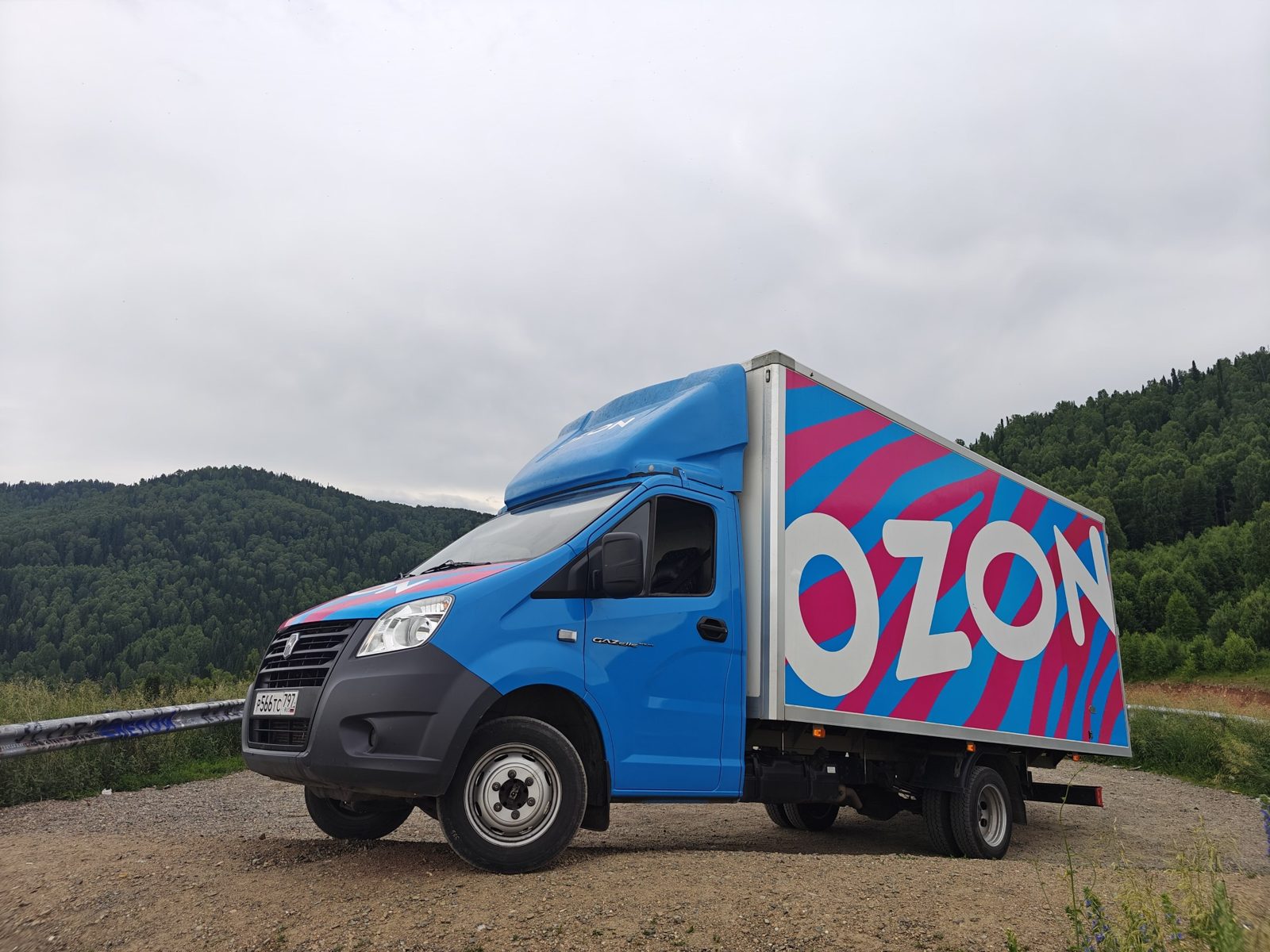 Фургон Ozon на трассе