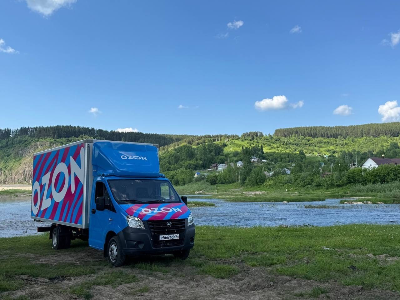 Фургон у реки