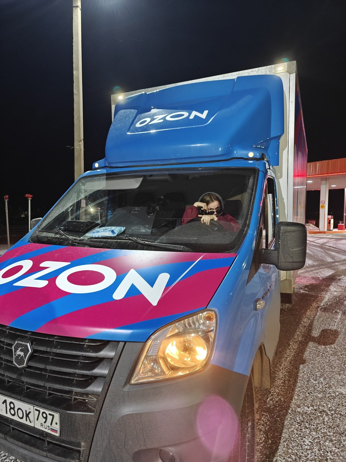 Фургон Ozon ночью