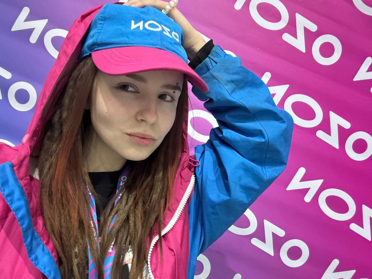 Участница сообщества в кепке Ozon